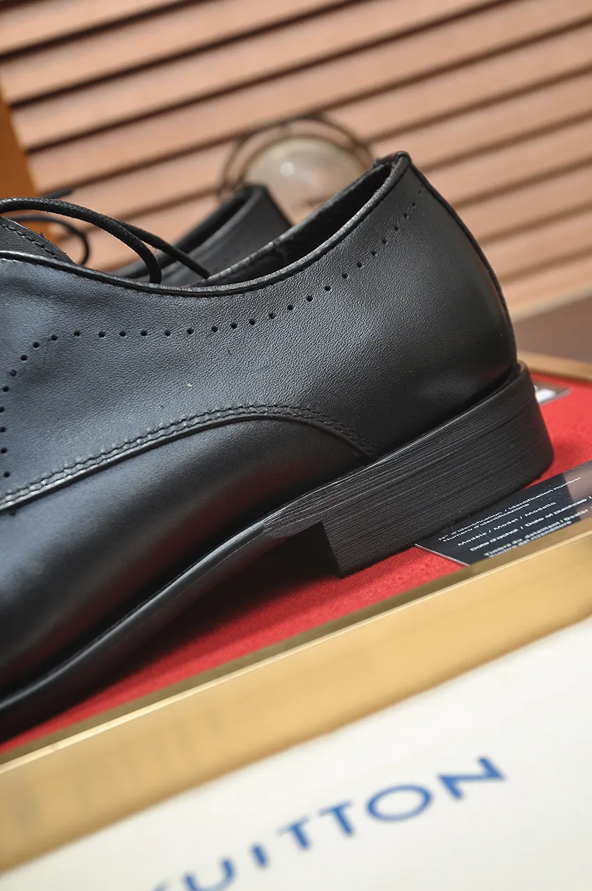 Men's men's shoes 💰540💶 [LV] (original single cowhide lining) 🍀LV's latest genuine leather business suit shoes are launched simultaneously on the official website. The first-layer cowhide imported from Italy is made of heavy gold, 💥official website 1:1 rubber outsole. Versatile to wear, high-end without losing class, and the color combination is extraordinary. This four-season style is alluring when worn on your feet, showing off your big-name flair. Standard code 38-45 (45 customized)